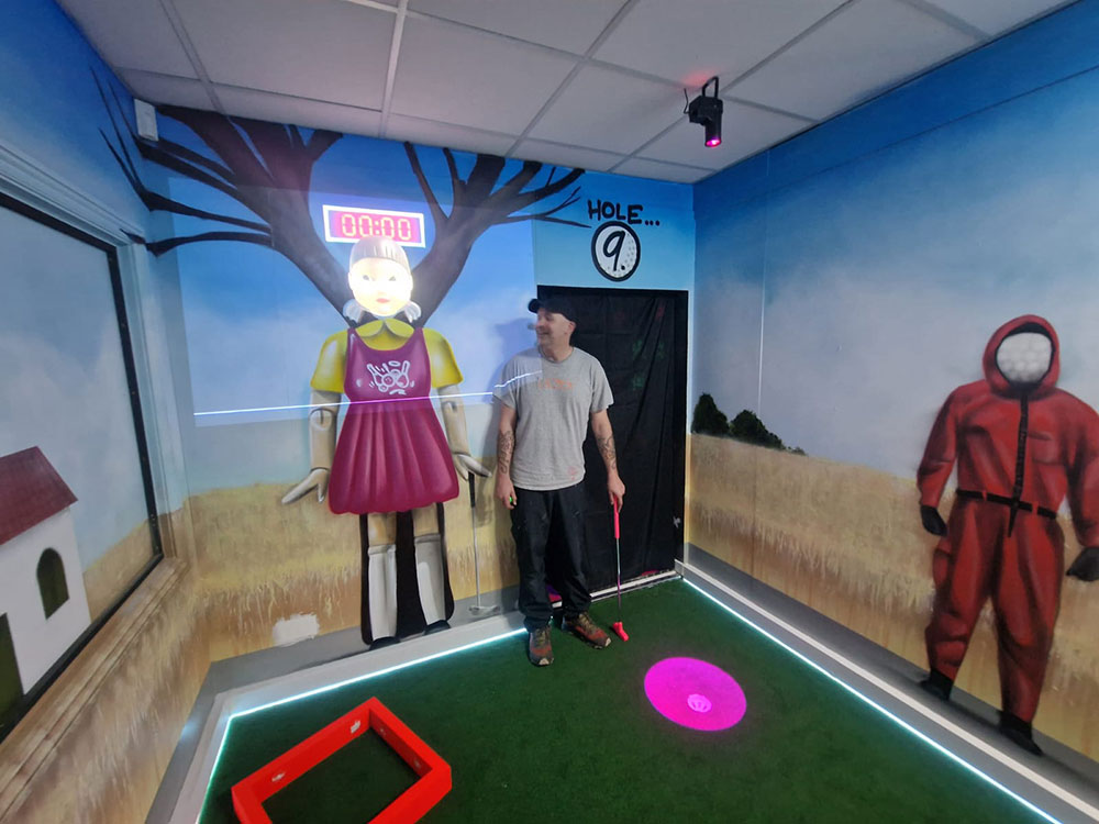 Interactive themed indoor golf room