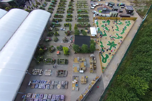 alongside-dobbies-garden-c-68f251df82089